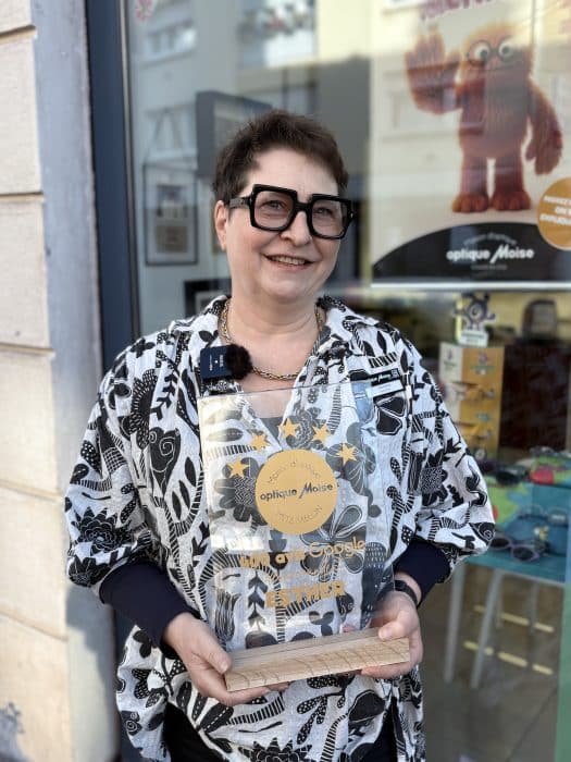 Esther, votre opticienne de confiance chez Optique Moise Sablon depuis 25 ans