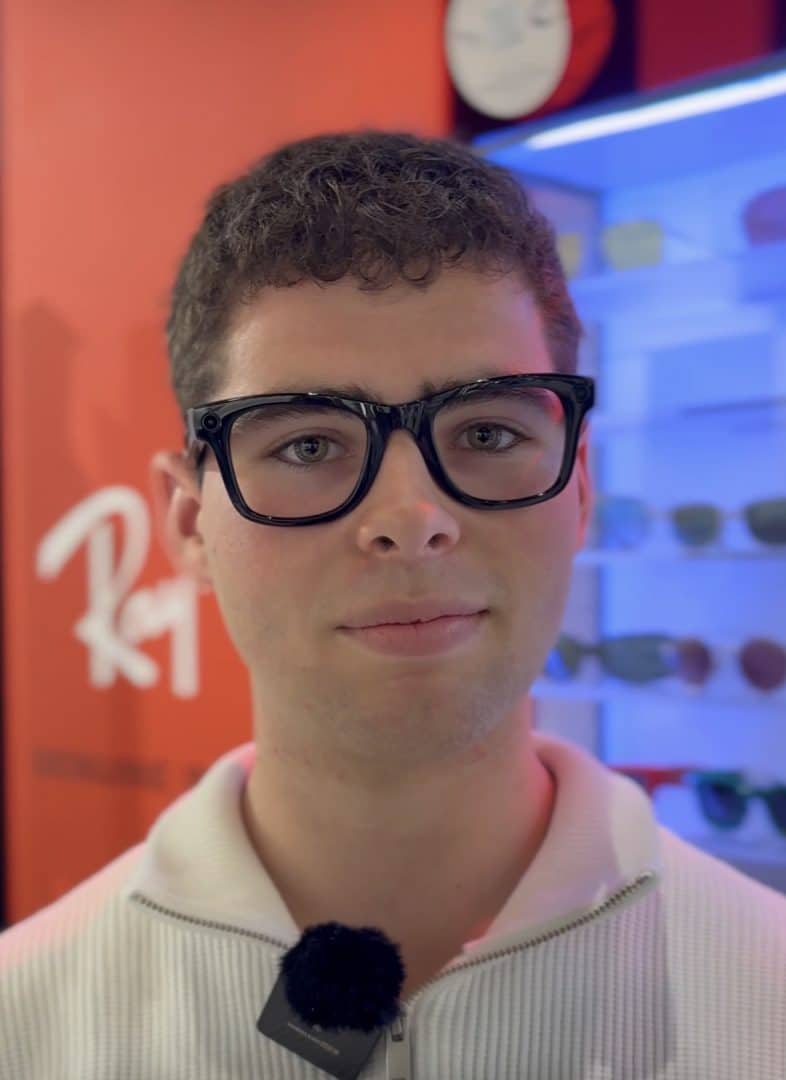 Jeune homme avec Rayban Meta